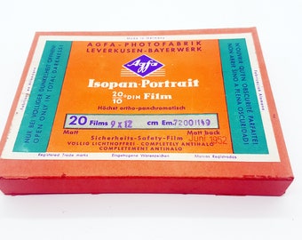 17 Agfa Isopan Portrait Film 9 x 12 cm opened