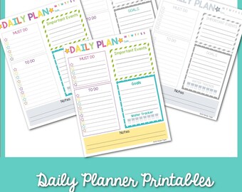 Può includere: Quattro pagine di pianificatore giornaliero stampabili con bordi e intestazioni colorati. Ogni pagina include sezioni per "Da fare", "Eventi importanti", "Da fare", "Obiettivi" e "Note". Una pagina include anche un tracker dell'acqua.