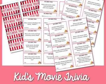 Może przedstawiać: Zestaw drukowanych kart z pytaniami o popularne filmy dla dzieci. Karty są w czerwono-białe paski z nadrukiem "Kid's Movie Trivia".