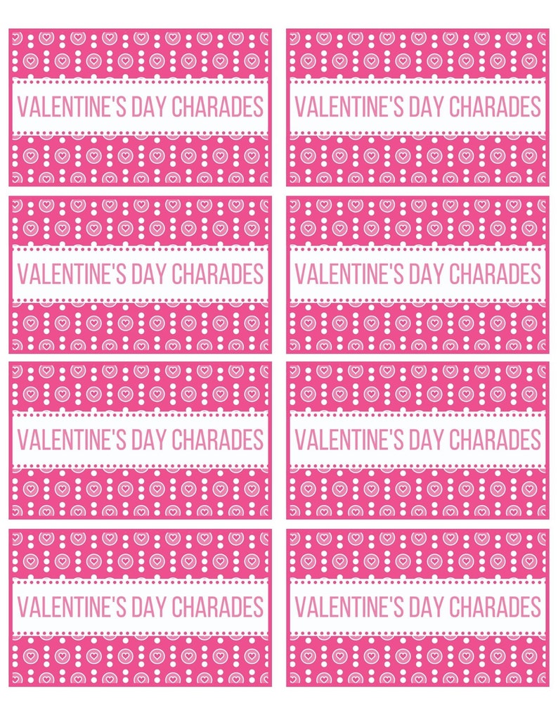 Puede incluir: Ocho tarjetas de charadas de San Valent&iacute;n imprimibles de color rosa con un patr&oacute;n de lunares y corazones blancos. Cada tarjeta tiene el texto "Valentine's Day Charades" impreso en blanco.