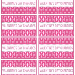 Puede incluir: Ocho tarjetas de charadas de San Valent&iacute;n de color rosa y blanco con un patr&oacute;n de coraz&oacute;n. Cada tarjeta tiene el texto "Valentine's Day Charades" impreso en blanco.