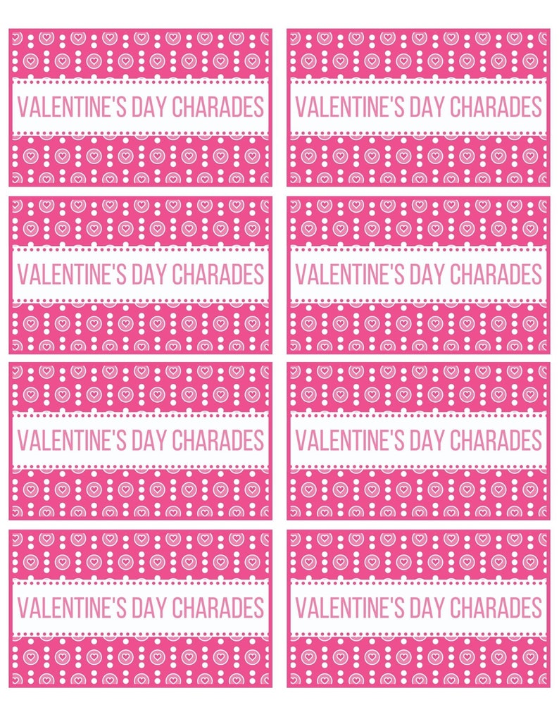 Puede incluir: Ocho tarjetas de charadas de San Valent&iacute;n de color rosa y blanco con un patr&oacute;n de coraz&oacute;n. Cada tarjeta tiene el texto "Valentine's Day Charades" impreso en blanco.