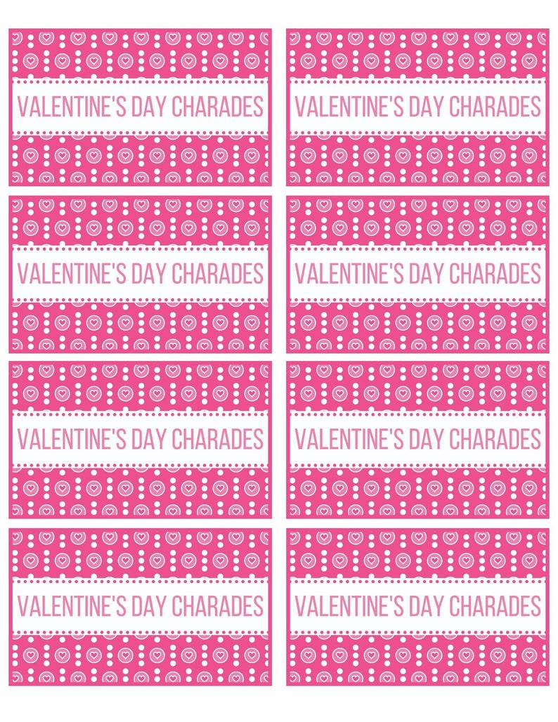 Puede incluir: Ocho tarjetas de charadas de San Valent&iacute;n imprimibles de color rosa con un patr&oacute;n de lunares blancos y corazones. Cada tarjeta tiene el texto "Valentine's Day Charades" impreso en blanco.