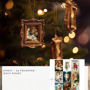 Op de afbeelding: Een kerstboomversiering met een goudkleurig frame, met een religieus schilderij van de Heilige Familie. De versiering hangt aan een gouden draad. Extra vintage afbeeldingen met kerstthema zijn ook te zien.