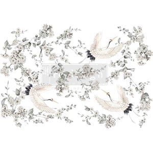 Può includere: Un trasferimento decorativo con gru bianche in volo tra rami fioriti. Il design include elementi floreali e fogliame grigi e bianchi, creando un'estetica serena ed elegante. L'immagine ha una qualità morbida, simile all'acquerello.