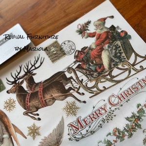 Op de afbeelding: Vintage kerstthema papieren ephemera met afbeeldingen van de kerstman in een slee getrokken door rendieren, een kerstengel, hulst, sneeuwvlokken en de tekst "Merry Christmas".
