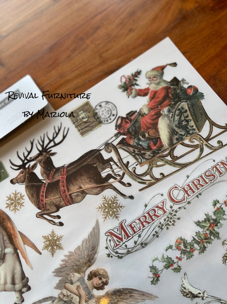 Op de afbeelding: Vintage kerstthema papieren ephemera met afbeeldingen van de kerstman in een slee getrokken door rendieren, een kerstengel, hulst, sneeuwvlokken en de tekst "Merry Christmas".