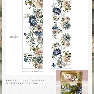 Könnte beinhalten: Zwei florale Transferbilder, jeweils 29,2 cm hoch und 8,2 cm breit, zeigen indigofarbene, cremefarbene und grüne Blumen. Ein passender Glaskerzenhalter ist ebenfalls abgebildet. Der Text lautet: 680428 - LUXE TRANSFER - WHISPERS OF INDIGO.