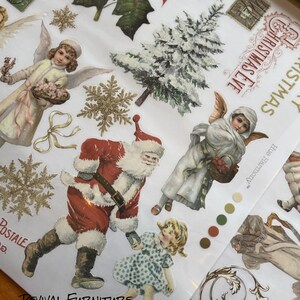 Op de afbeelding: Een set vintage kerst stickers met een rode kerstster, een besneeuwde kerstboom, een kerstman, een klein meisje en twee engelen. De stickers zijn gedrukt op een witte achtergrond en hebben een vintage uitstraling.