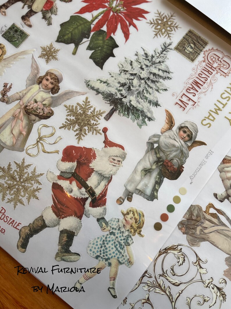 Op de afbeelding: Een set vintage kerst stickers met een rode kerstster, een besneeuwde kerstboom, een kerstman, een klein meisje en twee engelen. De stickers zijn gedrukt op een witte achtergrond en hebben een vintage uitstraling.