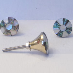 Kleine ronde parelmoeren knop - meubelknop - dressoirbeslag - prijs is per knop