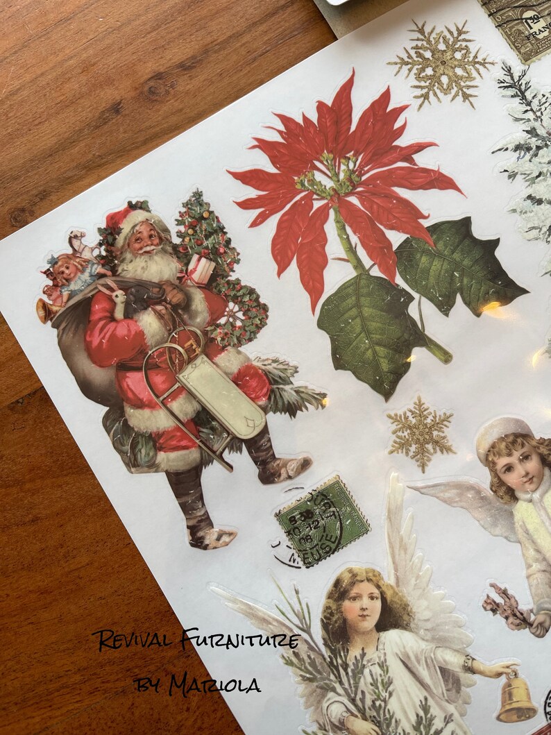 Op de afbeelding: Een vel vintage kerst stickers met Sinterklaas die een zak met cadeaus draagt, een kerstster, een sneeuwvlok, een engel met een bel en een vintage postzegel.