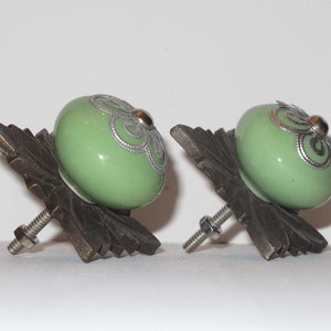 Peut inclure: Deux boutons de cabinet en c&eacute;ramique verte avec des accents argent&eacute;s et une base en bronze d&eacute;corative.