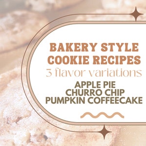 Könnte beinhalten: Eine Grafik mit einem braunen und weißen ovalen Rahmen mit dem Text "BAKERY STYLE COOKIE RECIPES 3 flavor variations APPLE PIE CHURRO CHIP PUMPKIN COFFEE CAKE" in brauner Schrift. Der Hintergrund ist ein verschwommenes Bild eines braunen und weißen Kekses.