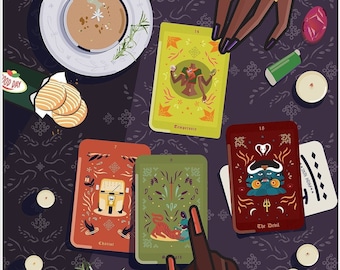 Puede incluir: Una lectura de tarot con un despliegue de cinco cartas sobre un mantel de mesa morado oscuro. Las cartas son coloridas y presentan ilustraciones de personas y símbolos. Las cartas están rodeadas de velas, hierbas y otros objetos asociados con la adivinación. El texto en las cartas dice "El Diablo" y "La Emperatriz".