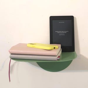 Salbeigrünes Wandregal aus Metall, schwebendes Bücherregal, Geschwungenes Wandregal, Kleines Nachttisch Regal, Büroregal, Einrichtungsgegenstände