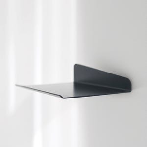 Modern svart metallhylla, Flytande vägghylla, Liten geometrisk bokhylla, Loftbildhylla för sovrum, Enkel växthylla med kant