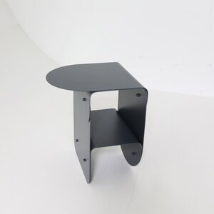 Smalt svart metallsängbord, Litet nattduksbord, Modernt sovrums sidobord, Moderna handgjorda möbler, Loftsidobord bild 5