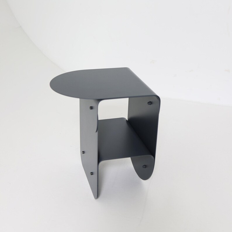 Smalt svart metallsängbord, Litet nattduksbord, Modernt sovrums sidobord, Moderna handgjorda möbler, Loftsidobord bild 5