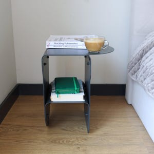 Smalt svart metallsängbord, Litet nattduksbord, Modernt sovrums sidobord, Moderna handgjorda möbler, Loftsidobord bild 4
