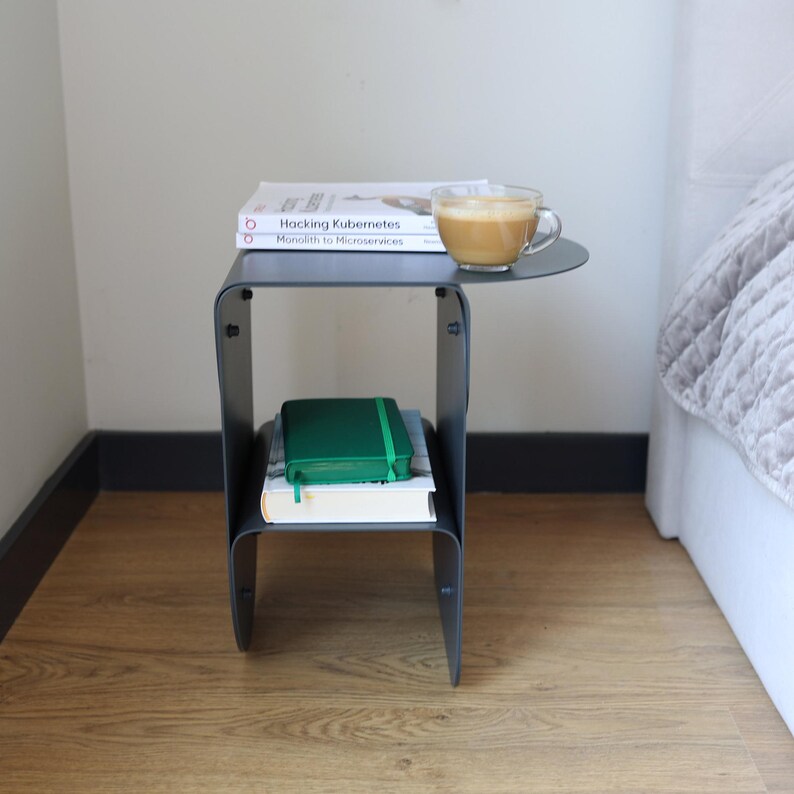 Smalt svart metallsängbord, Litet nattduksbord, Modernt sovrums sidobord, Moderna handgjorda möbler, Loftsidobord bild 4