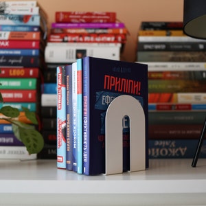 White Arch Metall Buchstütze für schwere Bücher, Einzigartiger Buchhalter, Minimalistischer Boho Schreibtisch Organizer, Moderner Schallplattenhalter