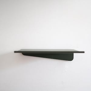 Mattes grünes Metall Wandregal HILL, Modernes schwebendes Bücherregal, Kleines Metallregal, Stabiles Küchenregal, Bilderleiste mit Rand
