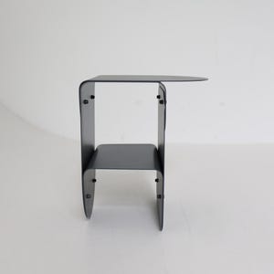 Smalt svart metallsängbord, Litet nattduksbord, Modernt sovrums sidobord, Moderna handgjorda möbler, Loftsidobord bild 6