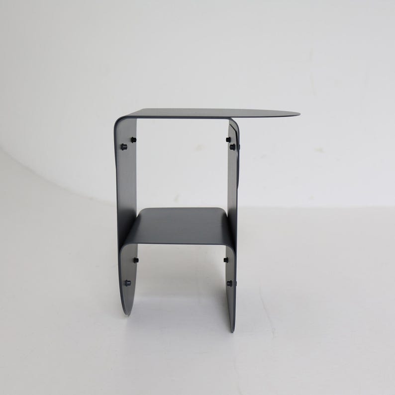 Smalt svart metallsängbord, Litet nattduksbord, Modernt sovrums sidobord, Moderna handgjorda möbler, Loftsidobord bild 6