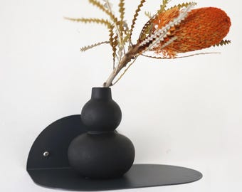 Mattschwarzes Metallregal für Wohnzimmer, minimalistisches gebogenes schwebendes Bücherregal, modernes abgerundetes Nachttischregal, strukturiertes Wandregal