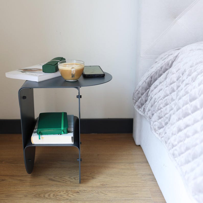 Smalt svart metallsängbord, Litet nattduksbord, Modernt sovrums sidobord, Moderna handgjorda möbler, Loftsidobord bild 8