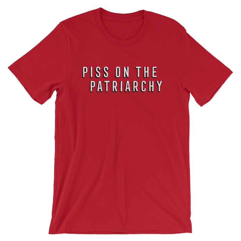 Puede incluir: Camiseta roja de manga corta con el texto "PISS ON THE PATRIARCHY" impreso en negro.