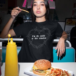 Camiseta "Soy el papá en esta situación", camiseta con corazón de alambre de púas, camiseta feminista divertida, ropa académica subversiva, ropa feminista transgresora.