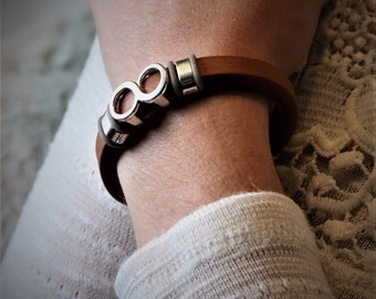 Leather and Silver Infinity Bracelet, Unisex Leather Eternity Band Jewelry, Unique Couples  Eternity Accessory  , Unique Gift for Him or Her