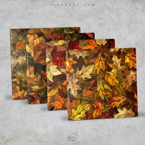 Puede incluir: Cuatro paneles decorativos rectangulares con un diseño de vidriera que presenta hojas de otoño en tonos amarillos, naranjas, rojos y marrones. Los paneles tienen un acabado brillante y están dispuestos en fila. La dirección del sitio web "KIERBETS.COM" es visible en la parte superior.