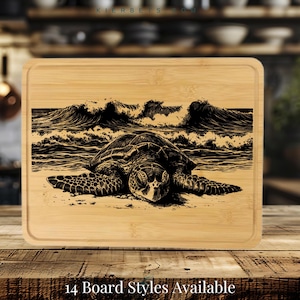 Puede incluir: Una tabla de cortar de madera con una imagen grabada en blanco y negro de una tortuga marina nadando en las olas del océano. La tabla es de bambú y tiene un acabado de madera natural.