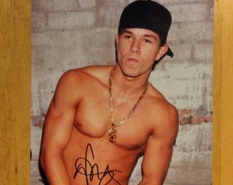 Signed Photograph Of Marky Mark Wahlberg Actor Boogie Nights Dirk Diggler Shooter Signed Photograph Of Marky Mark Wahlberg Actor Boogie Nights Dirk Diggler Shooter