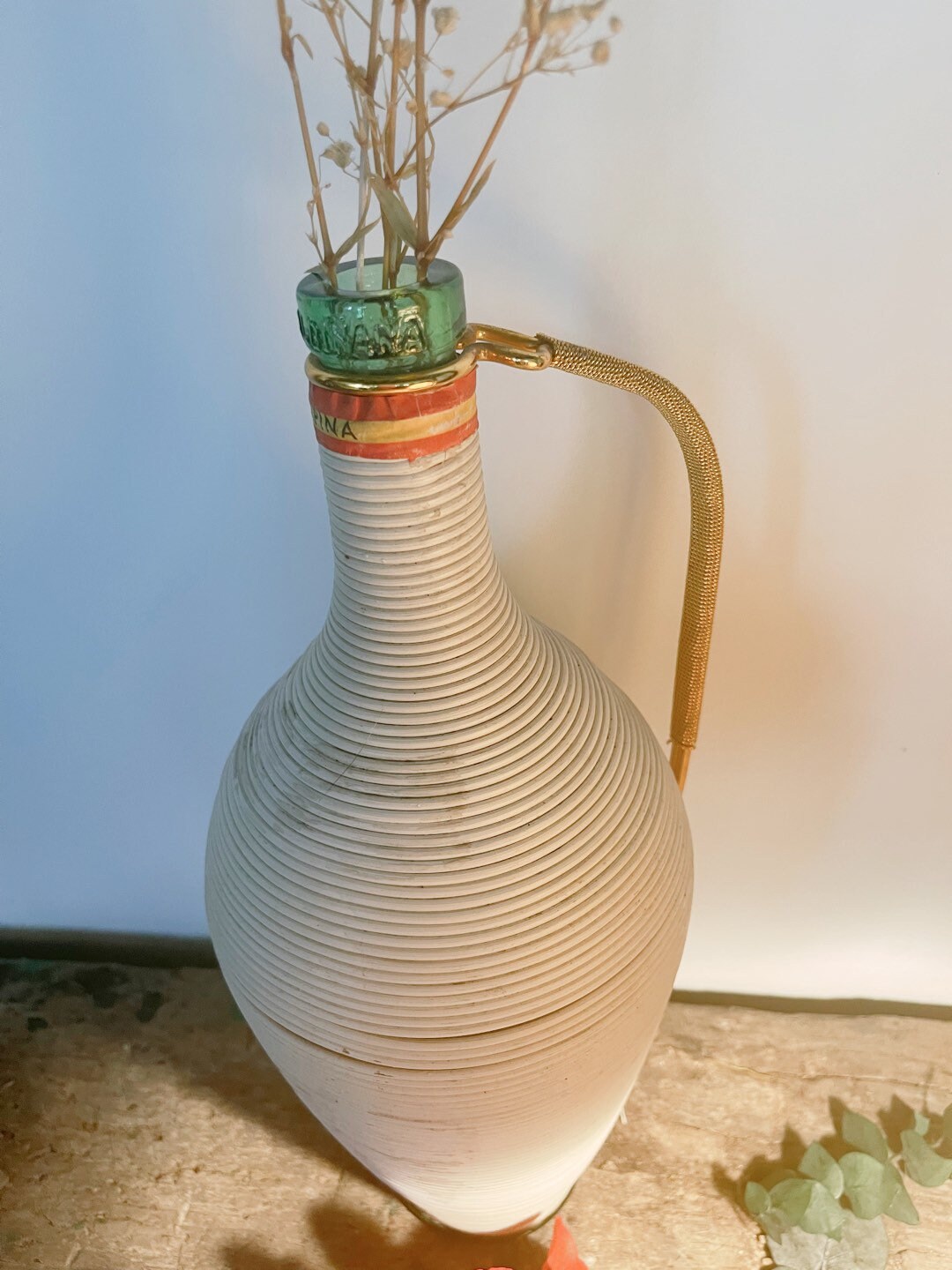 Bouteille Vintage Scoubidou Beige avec Poignée en Cuivre, Dame Jeanne Scoubidou