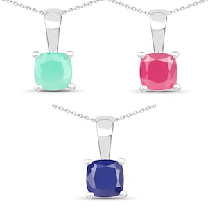 Puede incluir: Tres collares de plata con piedras preciosas de diferentes colores. Los collares presentan un colgante de forma cuadrada con una piedra preciosa verde claro, rosa y azul.
