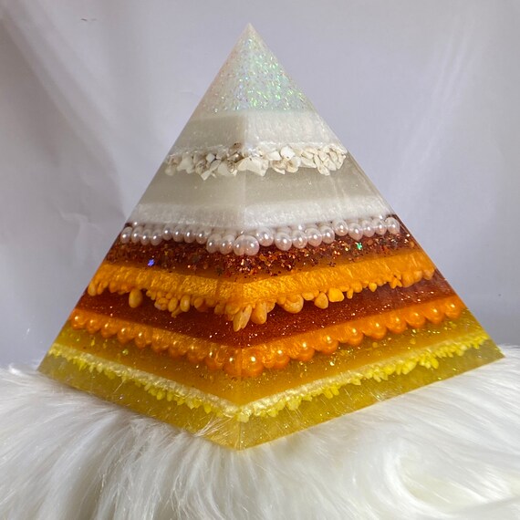 Featured image of post Resin Art Pyramid - Pink and rose gold pyramid, resin art pyramid, black diamond pigment, stones and rose gold foil.
