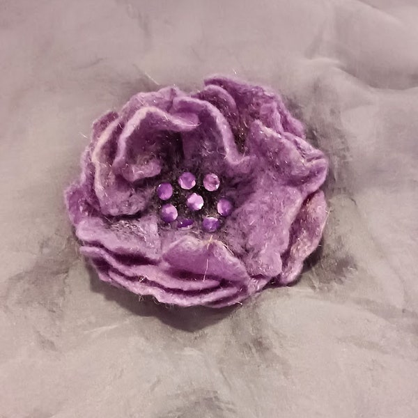 Broche de fleur feutrée Broche de fleur violette en laine Fleur violette feutrage humide Broche en laine feutrée faite à la main avec épingle