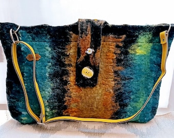 Bolso de fieltro húmedo hecho a mano, correa de cuero, forrado con fieltro de lana.