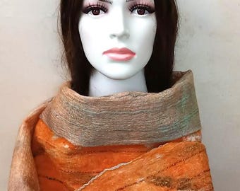 Presente artesanal em feltro: cachecol de lã laranja, xale com detalhes em seda.