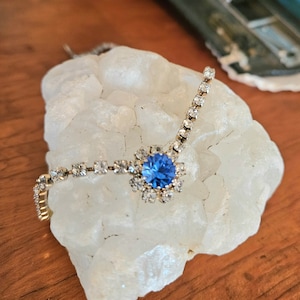 Mid century choker necklace silver tone blue & clear crystals beautiful retro classic EUC dainty