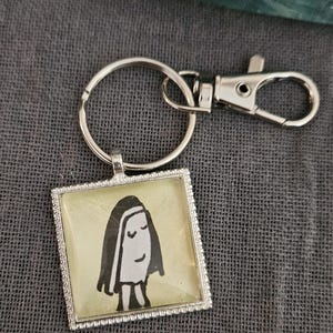 Vintage Madeline in London Miss Clavel Schlüsselanhänger mit silberfarbenem Cabochon, 1970er Kinderbuchseite, Nostalgie Unikat Originalkunst