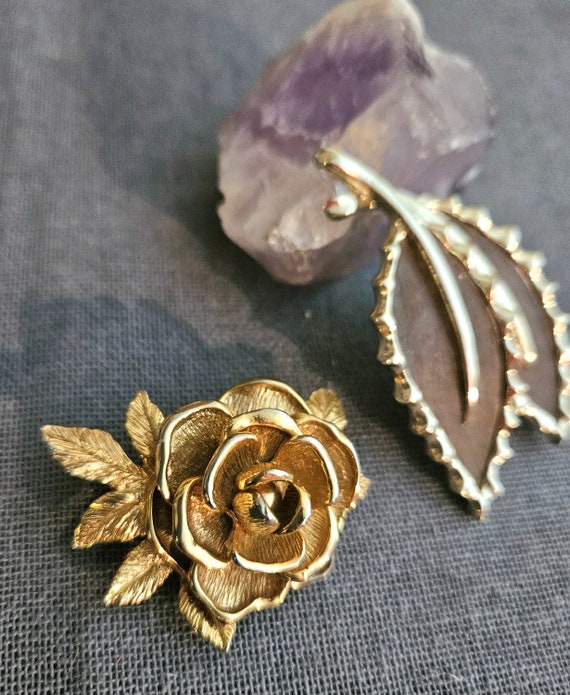 Vintage set of 2 gold tone Sarah Coventry brooch … - image 4