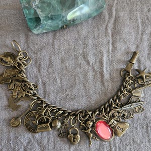 Pulsera de latón con 23 dijes, Texas, trébol, tarjetas, dinero, estilo retro clásico vintage EUC