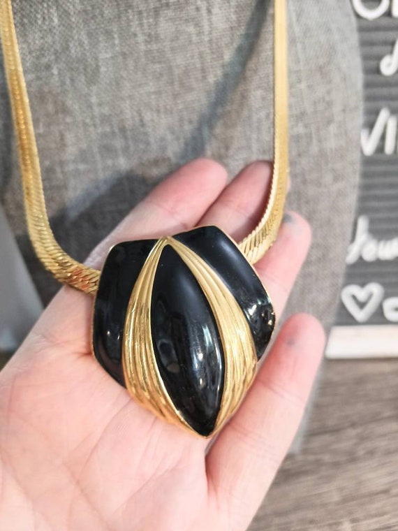 Black enamel & gold retro 1980s necklace EUC vint… - image 3