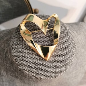 Vintage 1980s Heart ribbon brooch pin gold tone retro classic