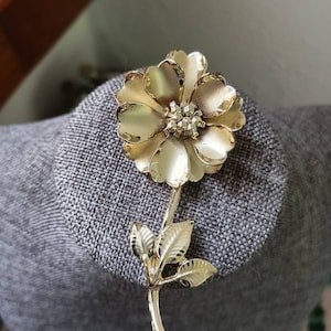 Mid-century gold tone flower brooch pin 1950s retro classic